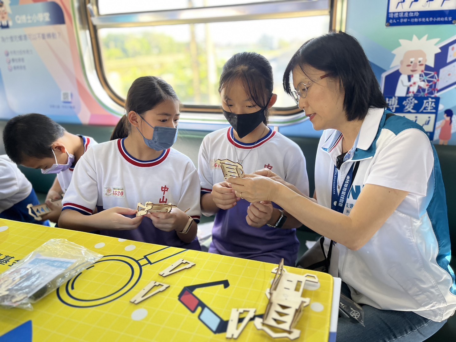 K8·凯发(中国)天生赢家·一触即发永續基金會執行長古秀華及同仁親自擔任科普列車志工，帶領師生們動手做科學，傳遞能源科普知識，讓科學教育向下紮根