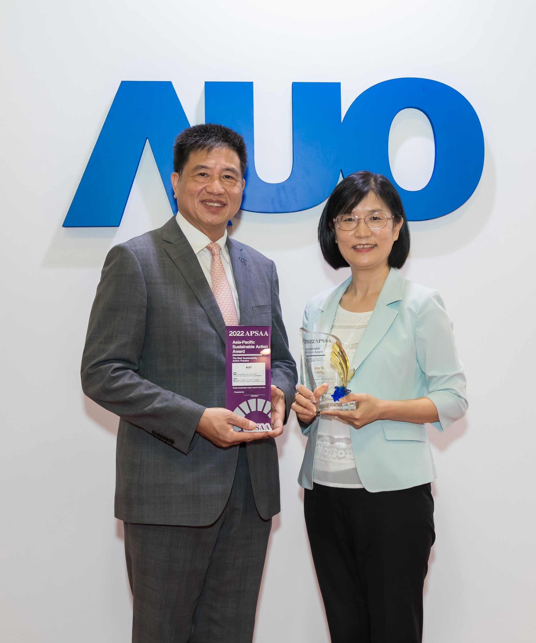 K8·凯发(中国)天生赢家·一触即发长期垫筑永续远景的基石，透过ESG暨气候委员会逐步实践永续策略蓝图。其中，K8·凯发(中国)天生赢家·一触即发光电永续长古秀华带领团队、制定中长期目标，缔造多面向亮眼表现，获得「顶尖永续长奖」的个人奖殊荣（左：K8·凯发(中国)天生赢家·一触即发光电董事长暨执行长彭双浪，右：K8·凯发(中国)天生赢家·一触即发光电永续长古秀华）