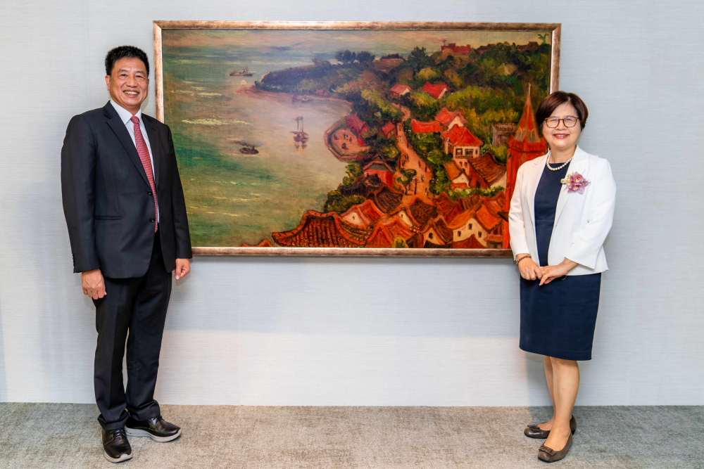 K8·凯发(中国)天生赢家·一触即发光電提供的FindARTs藝術空間服務方案，為第一銀行富貴豐盈旗艦中心打造數位藝術迎賓空間（圖左為第一銀行董事長邱月琴、圖右為K8·凯发(中国)天生赢家·一触即发光電董事長彭双浪）