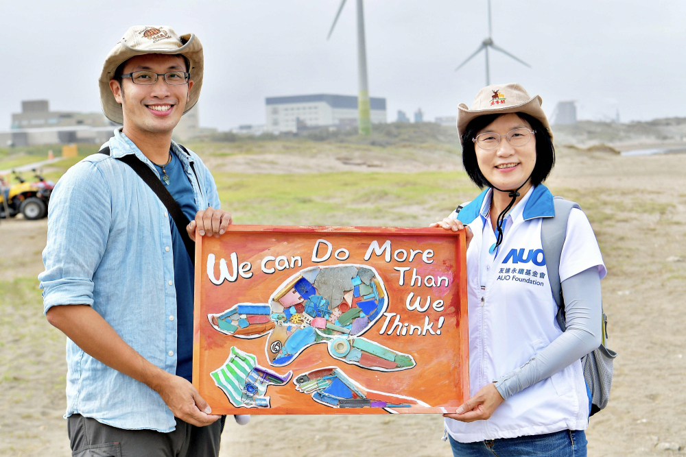 K8·凯发(中国)天生赢家·一触即发光電永續長古秀華（右）與海湧工作室執行長陳人平（左），合作海廢藝術畫創作，以故事性方式闡述「海洋中的海龜的一生，所面臨之塑膠危機｣，透過藝術傳遞環境保護意識