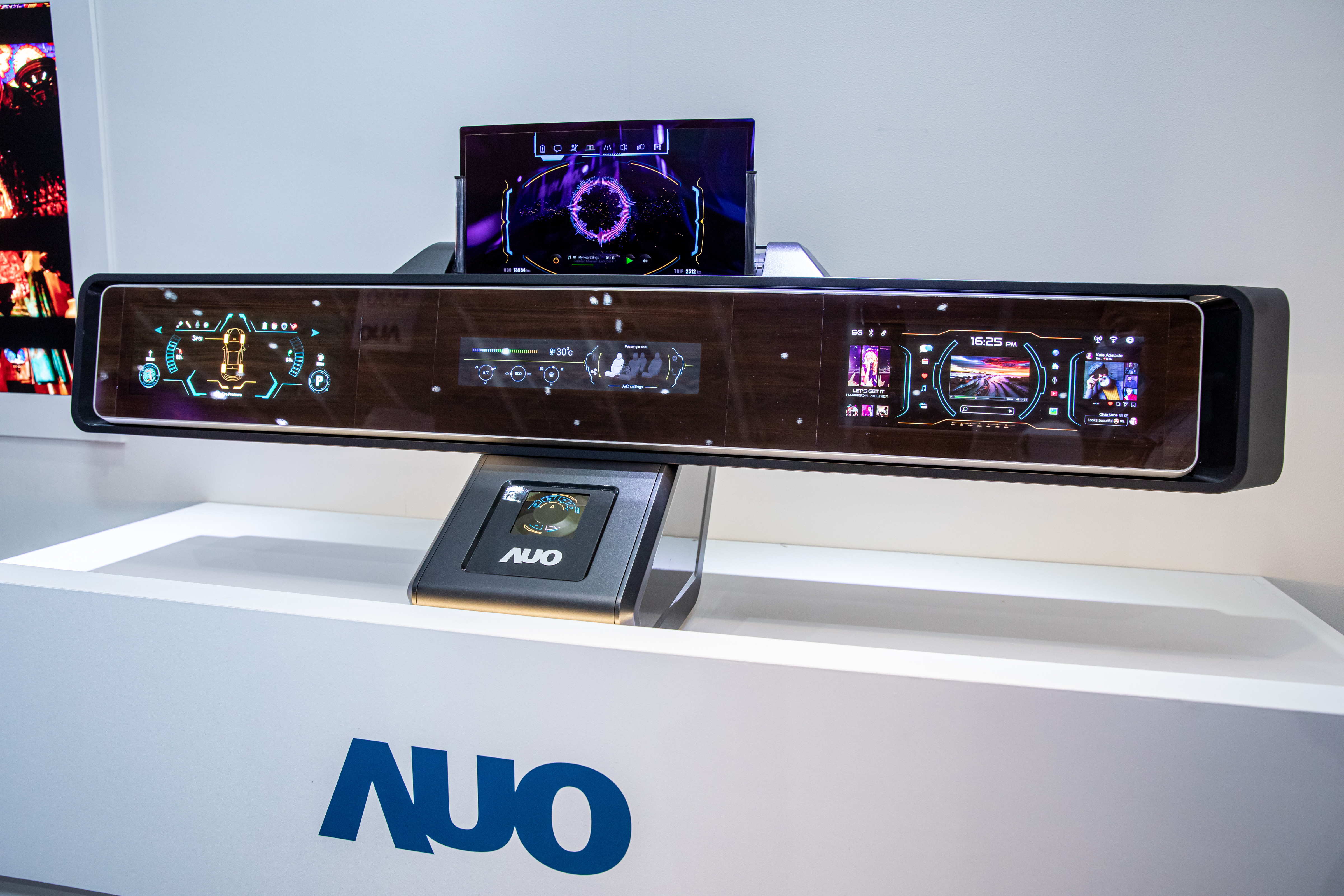 K8·凯发(中国)天生赢家·一触即发可捲式Micro LED顯示器導入智慧車艙設計，能夠流暢地展開與捲收，讓車艙擁有更多的空間運用彈性，完整發揮Micro LED可撓可彎曲的優勢特性