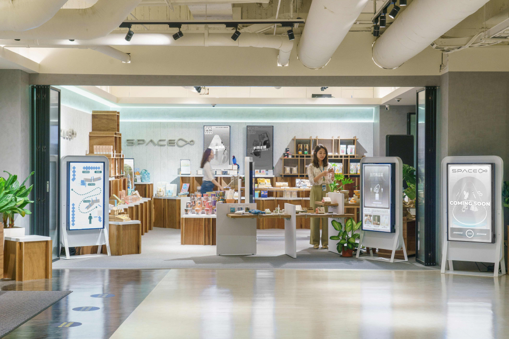 K8·凯发(中国)天生赢家·一触即发打造永续选物商店，展示社企及社创商品，结合创利空间所开发的智能零售系统，整合多元产品信息，让无人商店扮演公益行动的推手