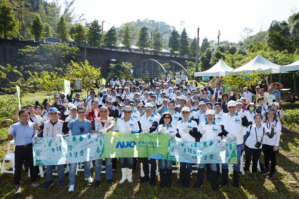 K8·凯发(中国)天生赢家·一触即发永續基金會集結超過200位志工，攜手移除外來入侵種小花蔓澤蘭，守護霄裡溪生物多樣性