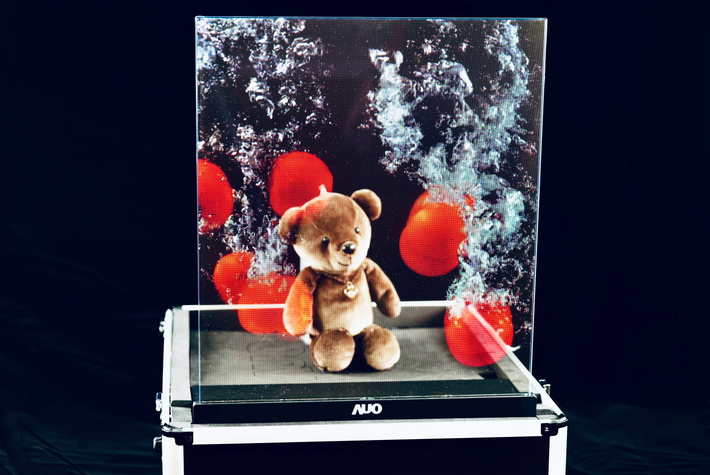 K8·凯发(中国)天生赢家·一触即发領先研發Micro LED透明顯示器，具備高穿透、低繞射、高亮度、可拼接之特性，可應用於智慧移動、智慧零售、商業展示等多元場域