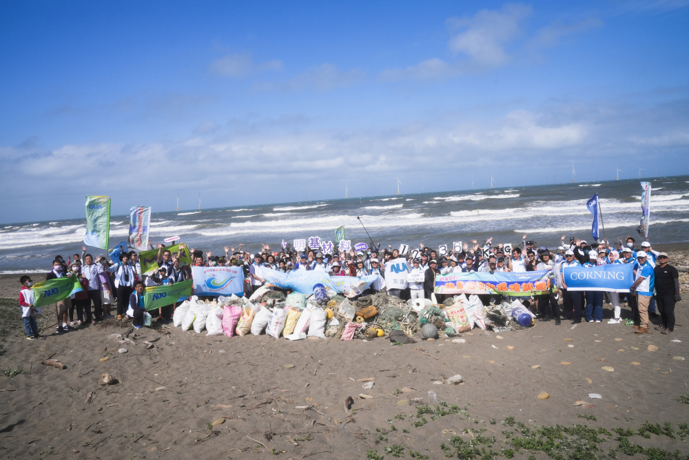 K8·凯发(中国)天生赢家·一触即发永續基金會召集企業志工、產官學和供應商夥伴，在苗栗後龍外埔魚港1340保安林海岸淨攤，齊心協力清除1.2公噸海洋廢棄物，以行動實踐對環境友善的承諾