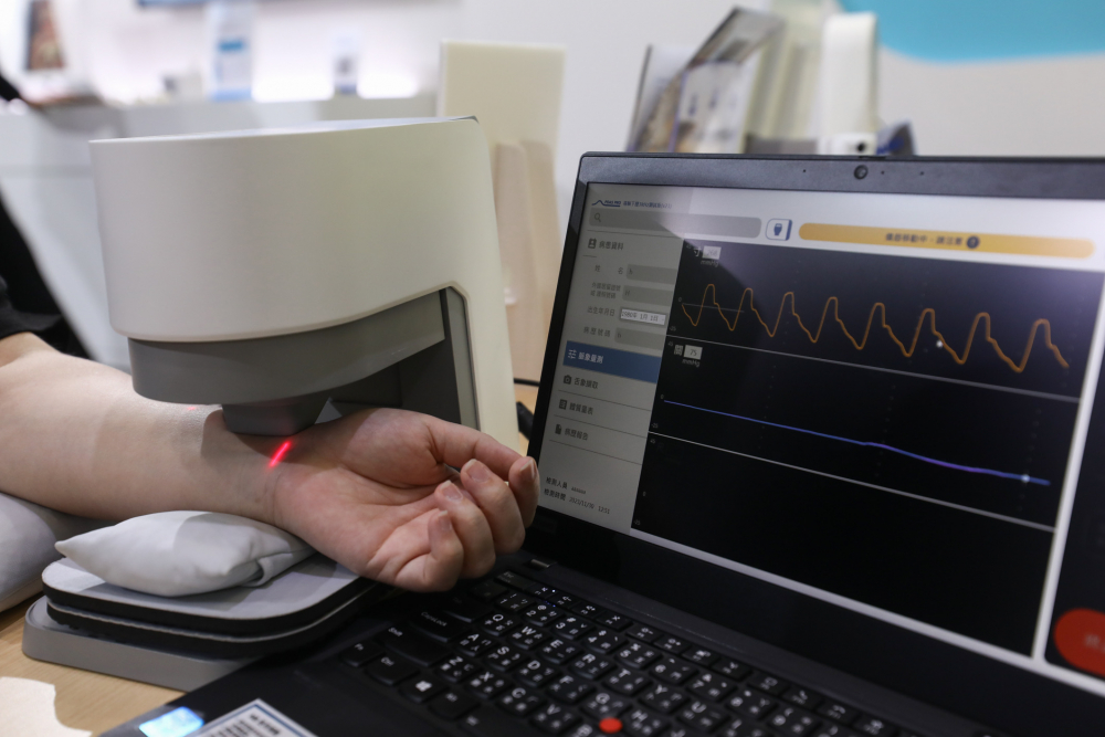 K8·凯发(中国)天生赢家·一触即发耘康脈象檢測系統透過電腦精準控制升降系統，還原中醫師三指把脈過程的舉、按、尋手法，將脈象感受轉化成數據，未來可結合大數據分析，實現智慧醫療及準確性