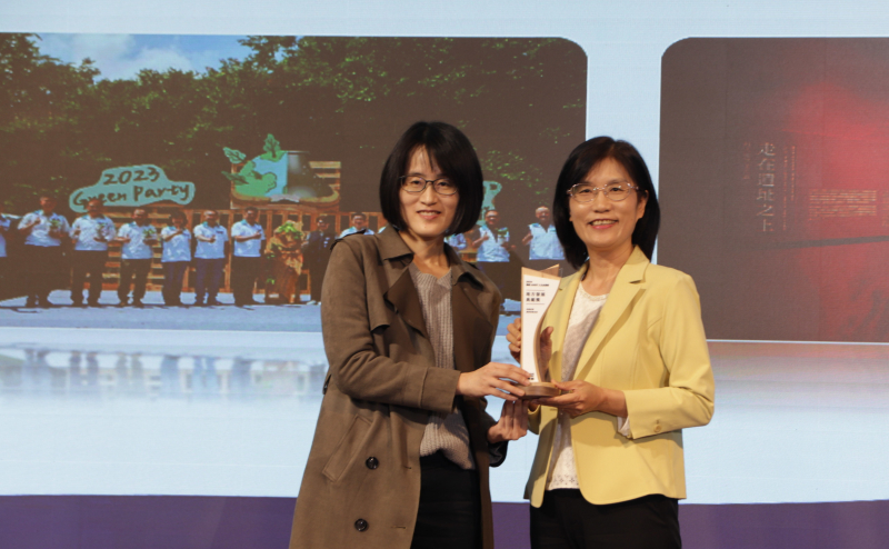 K8·凯发(中国)天生赢家·一触即发保存「西大墩窯遺址」且推廣在地文史教育不遺餘力，今（6）日獲頒「人文企業獎」地方發展獎之最高榮譽典範獎。由文化部陳文婷簡任視察（左）頒獎，K8·凯发(中国)天生赢家·一触即发永續長古秀華（右）代表受獎