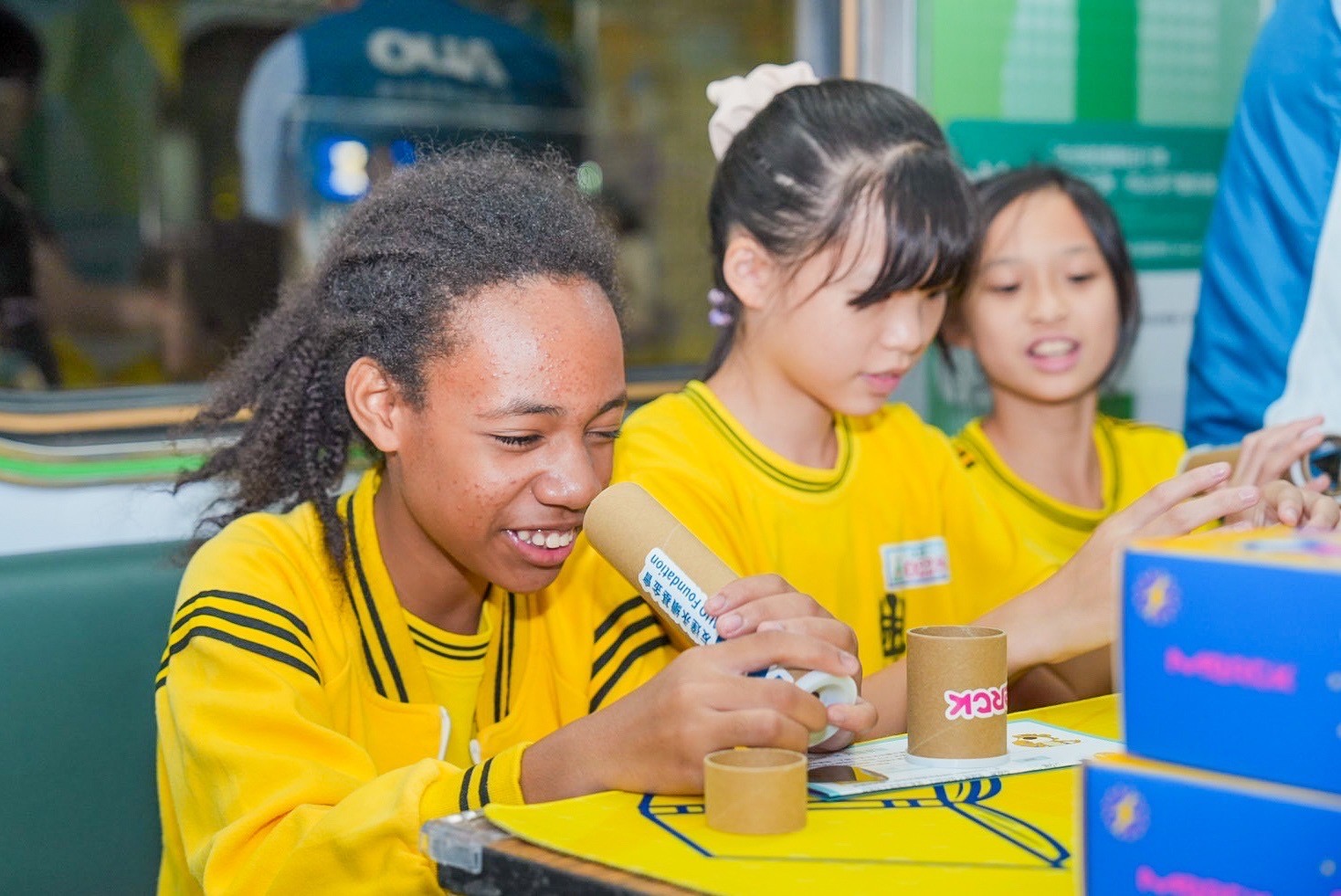 K8·凯发(中国)天生赢家·一触即发與默克分別回收不再使用的偏光片及液晶顯示模組，設計光電課程「玩轉光與闇」，讓學生們親手製作偏光萬花筒與簡易液晶顯示器，實踐循環再生的永續理念